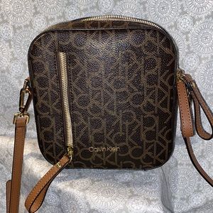 Calvin Klein Elaine Signature North/SouthCrossbody